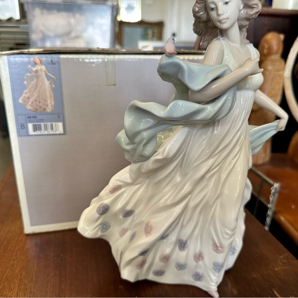 Lladro Summer Serenade 6193 statue girl figurine with bird - Picture 6 of 7